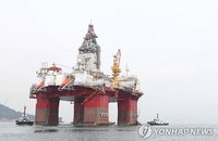 [국제유가 리포트] 공급 감소 기대감에 6개월 최고치 기록, WTI 3.3% 오른 47.72달러···달러 약세에 금값 소폭 상승