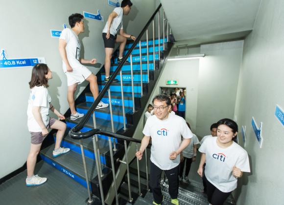 ▲5월 10일 오후 서울 중구 다동 소재 한국씨티은행 본점에서 열린 수직마라톤 대회에 참여한 박진회 한국씨티은행장(앞줄 좌측)과 참여 임직원들이 동료들의 응원과 함께 힘차게 계단을 오르고 있다. 올해로 5회째를 맞는 씨티 피트니스 챌린지(Citi Fitness Challenge)는 전세계 씨티 직원들이 자신의 운동 목표를 정하고 스마트폰 어플에 운동량을 기록하여, 이를 통해 얻은 포인트를 자선단체에 기부를 하는 프로그램이다. 한국에서는 이번 활동을 통해 기부된 금액을 사회복지 공동모금회에 전달할 예정이다. (사진 : 씨티은행 제공)