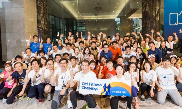 ▲한국씨티은행은 5월 10일 오후 서울 중구 다동 소재 한국씨티은행 본점에서 씨티 피트니스 챌린지의 한국 론칭 이벤트로 건물 계단을 오르는 수직마라톤 대회를 진행했다. 이날 활동에 참여한 박진회 한국씨티은행장(앞줄 가운데) 및 임직원들이 대회 전 서로를 격려하며 화이팅을 하고 있다. 올해로 5회째를 맞는 씨티 피트니스 챌린지(Citi Fitness Challenge)는 전세계 씨티 직원들이 자신의 운동 목표를 정하고 스마트폰 어플에 운동량을 기록하여, 이를 통해 얻은 포인트를 자선단체에 기부를 하는 프로그램이다. 한국에서는 이번 활동을 통해 기부된 금액을 사회복지 공동모금회에 전달할 예정이다. (사진 : 씨티은행 제공)
