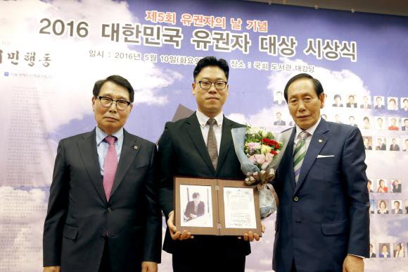 ▲탐앤탐스, 2016 대한민국 유권자 대상 시상식서 &lsquo;골목상권 상생 대상&rsquo; 수상.  사진은 왼쪽부터 유권자시민행동 오호석 상임대표, 탐앤탐스 이대형 이사, 골목상권살리기소비자연맹 신상호 공동대표의 모습. (사진 : 탐앤탐스 제공) 