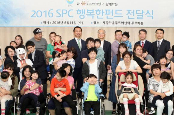 ▲11일 서울 종로구 세종마을 푸르메센터에서 열린 SPC그룹 장애아동 보조기구 전달식에서 김범호 SPC그룹 대외협력실장(가운데 왼쪽)과 강지원 푸르메재단 이사장(가운데 오른쪽), 장애아동 가족들이 기념촬영을 하고 있다. (사진 : SPC그룹 제공)