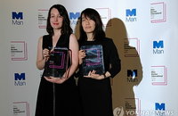한강 '채식주의자' 수상은, '데버러 스미스'의 번역의 힘