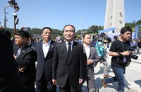 '합창' 유지 박승춘 보훈처장, 유족 반발에 5·18기념식장 못 들어가