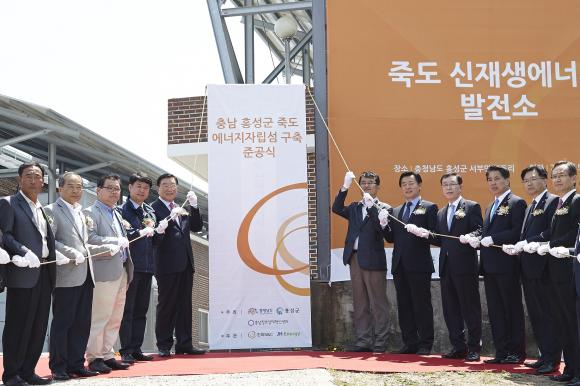 ▲충남 홍성군 죽도 에너지 자립섬 구축 준공식에 윤종인 충남 행정부지사(우측 첫번째), 김석환 홍성군수(좌측 다섯번째), 이병우 충남창조경제혁신센터장(우측 세번째), 김용욱 한화S&C 대표이사(우측 네번째)등 관계자들이 참석하여 기념촬영을 하고 있다. (사진 : 한화그룹 제공)