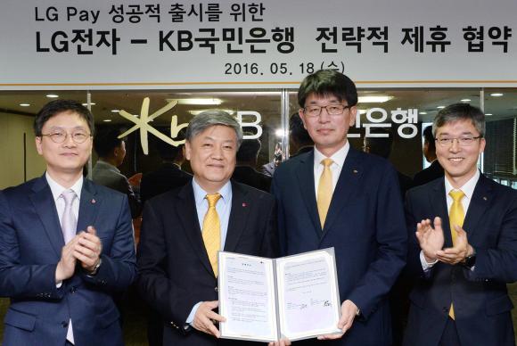 ▲KB국민은행은 지난 18일, 여의도 세우회 빌딩에서 LG전자와 차세대 모바일 결제서비스 &lsquo;LG페이&rsquo; 관련 공동사업 추진을 위한 업무협약을 체결했다. 사진은 왼쪽부터 LG전자 MC상품기획그룹 이건우 부장, LG전자 MC상품기획그룹장 김홍주 상무, KB국민은행 미래채널본부 강대명 본부장, KB국민은행 스마트전략부 문영은 부장의 모습. (사진 : KB국민은행 제공)
