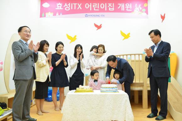 ▲남경환 효성ITX대표(오른쪽에서 두 번째), 임현수 효성ITX 전무(오른쪽에서 첫 번째), 배기수 효성ITX 상무(왼쪽에서 첫 번째)가 함께 어린이집 개원을 축하했다. (사진 : 효성 제공)  