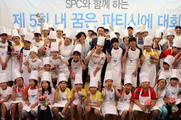 ▲지난 21일 서울 동작구 대방동 SPC미래창조원에서 열린 '제5회 내 꿈은 파티시에 대회'에서 수상자들과 대회 관계자 등이 기념촬영을 하고 있다. (사진 : SPC그룹 제공)