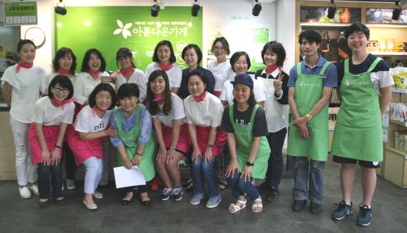 ▲한국씨티 여성위원회(위원장 김희진 본부장, 앞줄 좌로부터 2번째)는 5월 21일 토요일에 아름다운가게 안국점에서 임직원 의 기증품을 판매하는 '아름다운 토요일&rsquo; 행사를 진행하였다. 이날 발생한 수익금은 사회적기업가들의 지속가능한 사업운영과 소셜임팩트 창출을 위한 '뷰티풀 펠로우' 프로그램에 기부된다. 한국씨티 여성 임직원들로 구성된 &lsquo;한국씨티 여성위원회&rsquo;는 올해 10주년을 맞이하였으며 교육/개발, 사회공헌, 네트워킹분과별로 여성 인력 개발을 위한 다양한 활동을 펼치고 있다. (사진 : 씨티은행 제공)