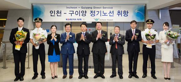 ▲대한항공은 5월 23일 오후, 인천공항 11번 출국장에서 대한항공 및 인천국제공항공사 관계자들이 참석한 가운데 인천~구이양 신규 취항 행사를 가졌다. 사진은 대한항공 이진호 한국지역본부장(오른쪽에서 세번째)과 김종대 인천여객서비스지점장(오른쪽에서 다섯번째)을 비롯해 유재호 인천공항 출입국관리사무소 심사국장(오른쪽에서 네번째) 및 인천공항 관계자들이 기념촬영을 하고 있는 모습. (사진 : 대한항공 제공)