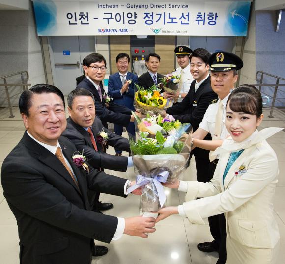 ▲대한항공은 5월 23일 오후, 인천공항 11번 출국장에서 대한항공 및 인천국제공항공사 관계자들이 참석한 가운데 인천~구이양 신규 취항 행사를 가졌다. 사진은 대한항공 이진호 한국지역본부장(왼쪽에서 세번째)과 김종대 인천여객서비스지점장(왼쪽에서 첫번째)을 비롯해 유재호 인천공항 출입국관리사무소 심사국장(왼쪽에서 두번째) 및 인천공항 관계자들이 기념촬영을 하고 있는 모습. (사진 : 대한항공 제공)