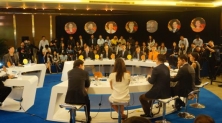 한화생명 김동원 부실장이 보아오 포럼 ‘영 리더스 라운드테이블’세션에 참석해 세계 각국의 영 리더들과 자유롭게 토론을 펼치는 모습