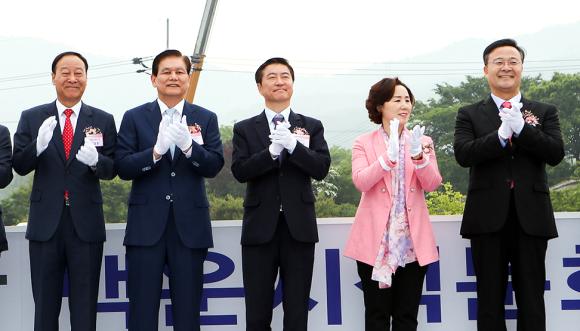 ▲효성과 의왕시는 26일 &lsquo;백운지식문화밸리 도시개발사업&rsquo;착공식을 열고, 공사에 본격 착수했다. 사진 속 인물은 이성훈 의 왕도시공사 사장(좌측 첫 번째), 이상운 효성 부회장(좌측 두 번째), 이재율 경기도부지사(좌측 세 번째), 김성제 의왕시장(좌측 다섯 번째)의 모습. (사진 : 효성 제공)