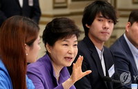 朴대통령 "김밥 한줄에 만원받는 식이면 관광객 쫓아내는 것"