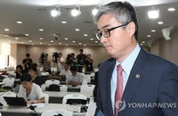 '막말 파문' 사흘만에 전격 파면…충격 휩싸인 교육부
