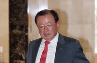 MB정부 실세 강만수, 檢 압수수색···'경제브레인'의 추락