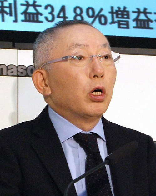 기자회견하는 야나이 다다시 패스트리테일링 회장