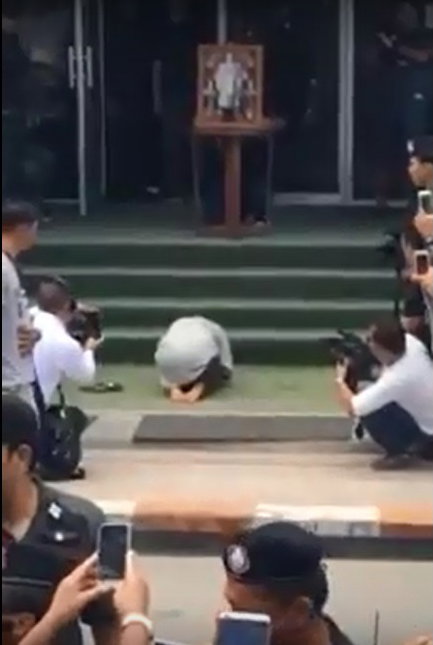 국왕 초상화 앞에서 사죄하는 왕실 모독 혐의 여성