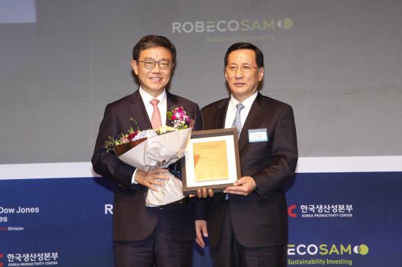



▲OCI 허만 사장(좌), 한국생산성본부 홍순직 회장(우)

