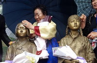 日 본심 드러내게한 위안부자료와 소녀상