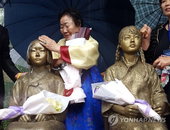 이용수 할머니, 청와대 국빈만찬 초청돼 트럼프와 포옹 '눈길'