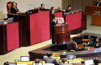 靑 "내년 4월 개헌 1차 목표…12월 대선이 마지노선"