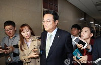與 "최순실 반드시 檢 포토라인 세우겠다"…靑에 송환지시 촉구