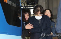 입 닫은 최순실…檢 "진실 고백하고 국민에 참회" 추궁