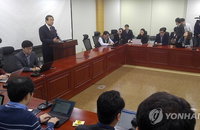 최고위원 내주고 대통령 탈당 요구한 비박계...딴살림 서막