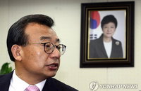 영수회담 받아들인 이정현...“자존심 상하고 환장할 일”