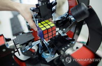큐브퍼즐, 자율주행로봇은 1초만에 맞춘다…인간기록은 4.74초