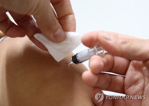 쌀쌀한 가을 날씨를 보인 10일 서울시 종로구 강북삼성병원에서 직원들이 독감 예방 주사를 접종하고 있다. 2016.10.10 쌀쌀한 가을 날씨를 보인 10일 서울시 종로구 강북삼성병원에서 직원들이 독감 예방 주사를 접종하고 있다. 2016.10.10