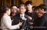 검찰 앞에 선 장충기 사장...정유라 의혹 부정하지 않는 그의 묵묵부답