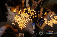 LED초·인터넷 없는 메신저…ICT기술로 진화하는 촛불집회