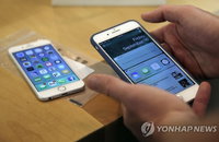 애플 "내년에 곡면스크린 아이폰으로 삼성과 경쟁"