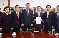 국회, 내년 정부예산안 타결...동력얻은 탄핵열차