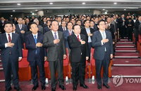탄핵정국에 세력 불리는 친박계의 계산...탄핵부결과 배수진