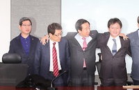 野, 4당 체제에 웃지만 혼란스럽다