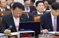 유일호·이주열 “2% 초반으로 내년 성장률 낮추지 않을 것”