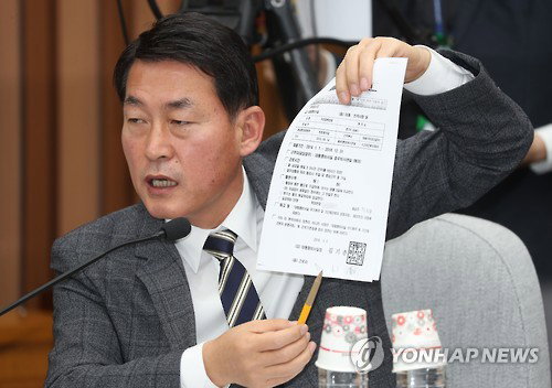 7일 오후 국회에서 열린 최순실 국정농단 의혹 진상규명을 위한 국정조사 특위 2차 청문회에서 새누리당 황영철 의원이 질의하고 있다. 2016.12.7 7일 오후 국회에서 열린 최순실 국정농단 의혹 진상규명을 위한 국정조사 특위 2차 청문회에서 새누리당 황영철 의원이 질의하고 있다. 2016.12.7