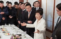 '직무정지 한달' 朴대통령, 탄핵여론전 준비…"외교 걱정"