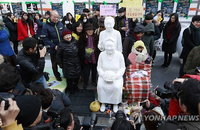 '25주년' 수요시위…김복동·길원옥 할머니 동상 공개