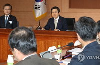 '黃권한대행 한 달' 존재감 상승…국회와 협치는 '글쎄'