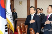 계속되는 국민의례 논란...행자부 진화에도 여진은 계속