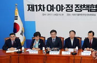 유일호 "중국·일본과의 외교문제, 경제적 영향 우려"