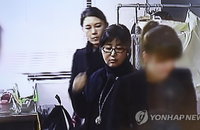 최순실 부인한 윤전추...성탄절 카드에 위증 드러나