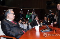 억울함 토로하는 친박계...서청원, 인명진 앞서 “우린 범죄자 아니다”