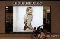 한국 소비자는 '봉'…버버리, 홍콩에선 최대 20% 내리고 한국은 평균 9% 그쳐