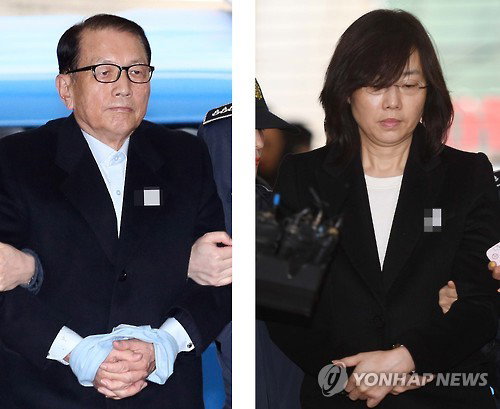 '문화·예술 블랙리스트'에 관여한 혐의로 구속된 김기춘 전 대통령 비서실장과 조윤선 전 문화체육관광부 장관이 22일 오후 조사를 받기 위해 서울 강남구 대치동 특검 사무실에 도착해 교도관들과 이동하고 있다. 2017.1.22 '문화·예술 블랙리스트'에 관여한 혐의로 구속된 김기춘 전 대통령 비서실장과 조윤선 전 문화체육관광부 장관이 22일 오후 조사를 받기 위해 서울 강남구 대치동 특검 사무실에 도착해 교도관들과 이동하고 있다. 2017.1.22