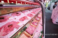 설 앞두고 소 가격은 내리고 돼지는 오르고
