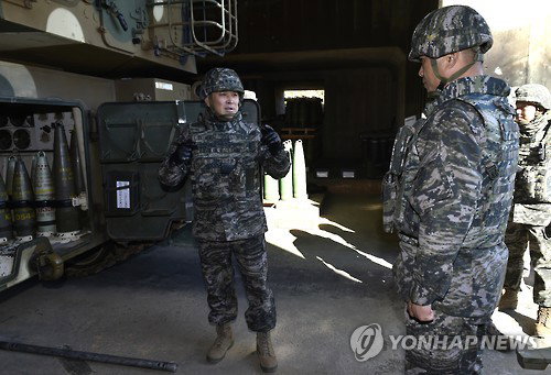 이상훈 해병대 사령관(왼쪽)이 15일 연평부대를 방문해 K9자주포 진지에서 전투준비태세를 점검하고 있다. 2016.11.15 [해병대 제공=연합뉴스]